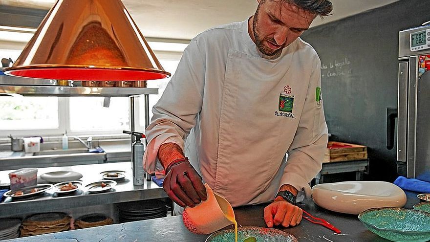 José Ramón Bustamante está al frente de la cocina de El Serbal, en Santander.