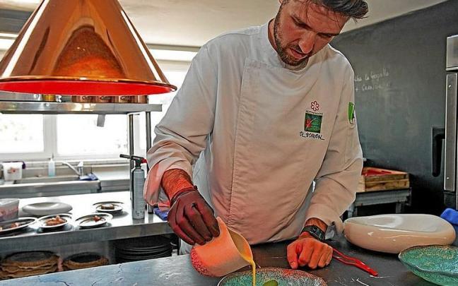 José Ramón Bustamante está al frente de la cocina de El Serbal, en Santander. José Ramón Bustamante está al frente de la cocina de El Serbal, en Santander.