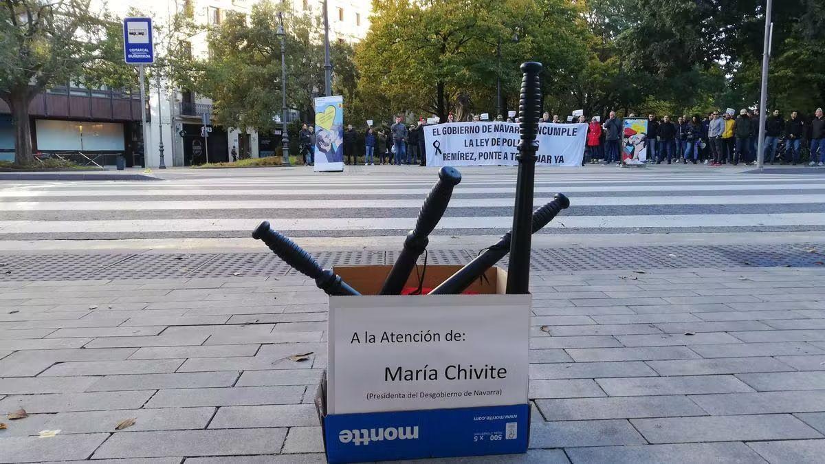 Policías forales depositan grilletes, porras y boinas ante el Parlamento