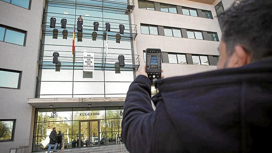 Acto simbólico en los juzgados con togas colgadas.