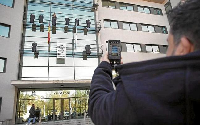Acto simbólico en los juzgados con togas colgadas. Acto simbólico en los juzgados con togas colgadas.