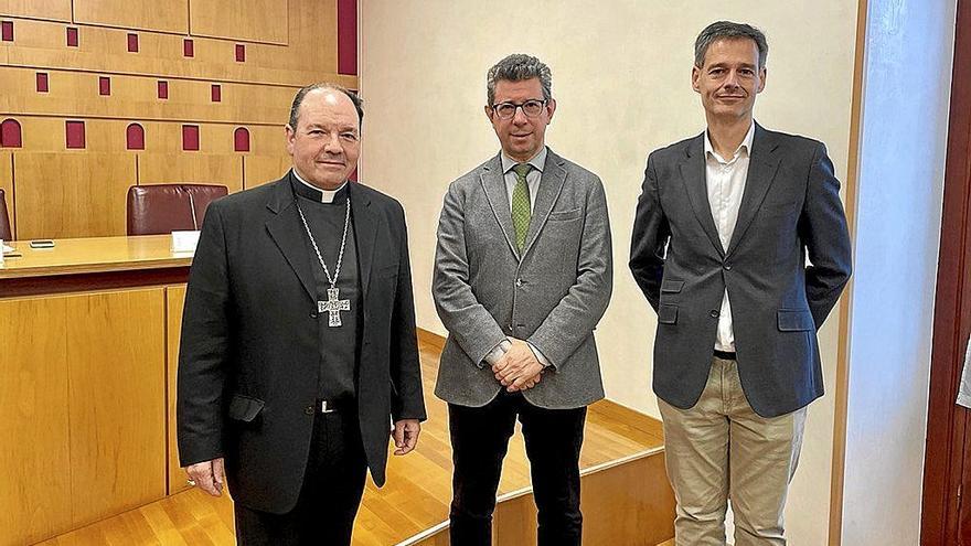 Juan Carlos Elizalde (i), Iñaki Gurtubai (c) y el gerente de Fundación Jeiki, Javier Mariño.