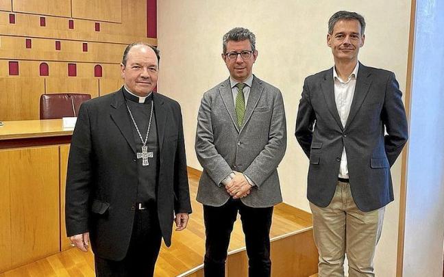 Juan Carlos Elizalde (i), Iñaki Gurtubai (c) y el gerente de Fundación Jeiki, Javier Mariño.