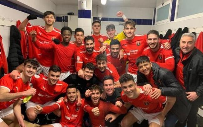 El Cortes delebra en el vestuario tras la victoria ante el Oberena