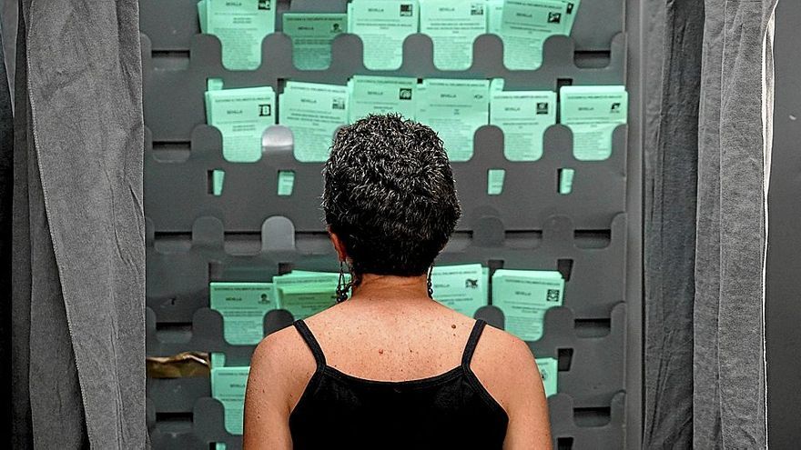 Una electora observa las diferentes papeletas en un colegio electoral de Sevilla el pasado día 19. | FOTO: E. P.