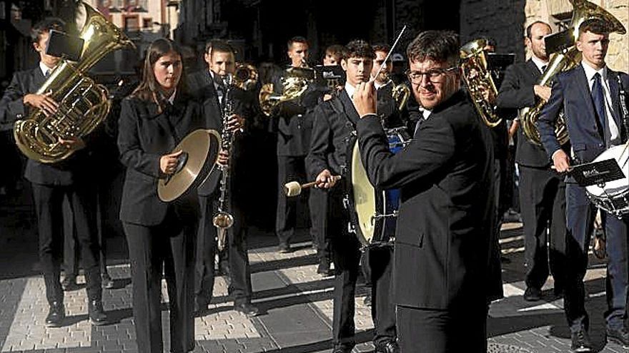 La banda (125 años) se encamina hacia la plaza de toros.