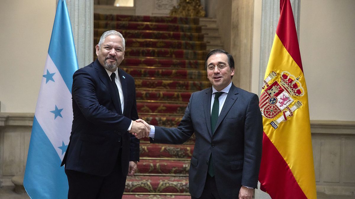 El ministro de Asuntos Exteriores, José Manuel Albares y su homólogo, Eduardo Enrique Reina.