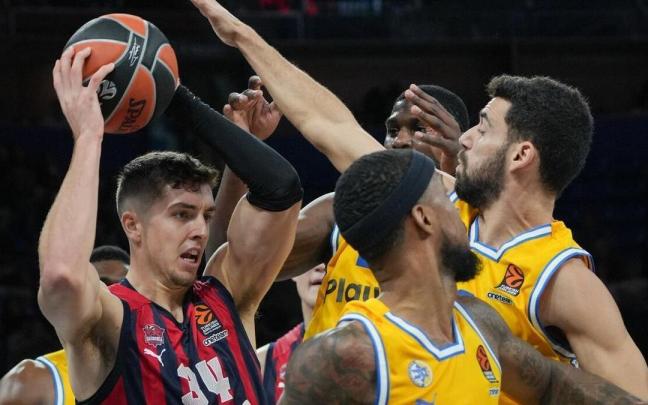 Hommes, rodeado por varios jugadores del Maccabi