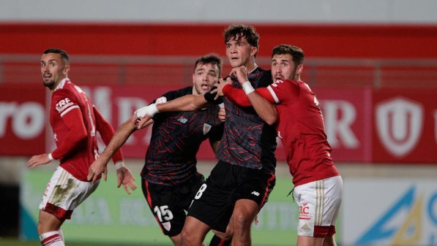 Egiluz y Luis Bilbao esperan para cabecear un balón.