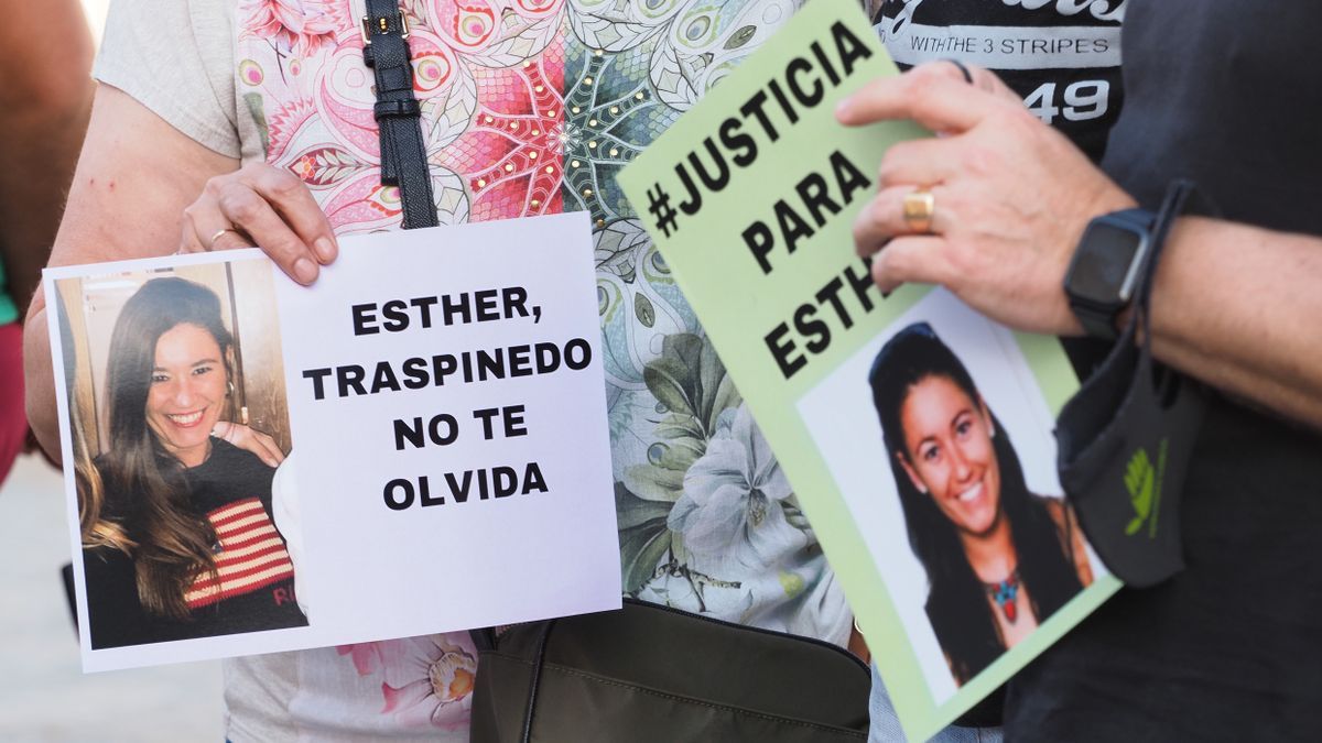Detalle de dos carteles en una concentración por las desaparición de Esther López.