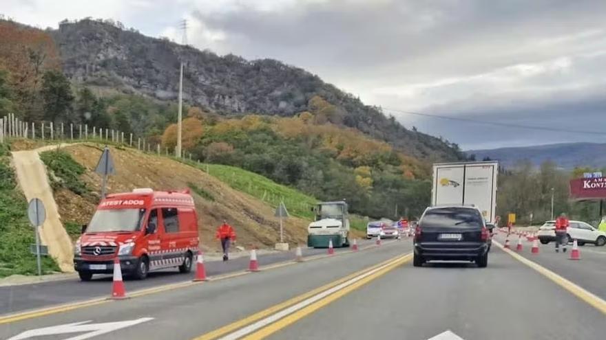 A la izquierda, la apisonadora implicada en el accidente laboral.