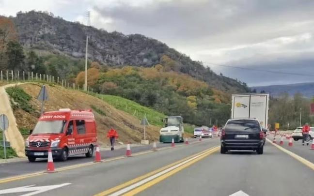 A la izquierda, la apisonadora implicada en el accidente laboral. A la izquierda, la apisonadora implicada en el accidente laboral.