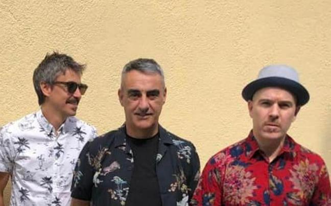 Alex Sardui (centro), el batería Gaizka Salazar y el guitarrista, teclista y arreglista Haimar Arejita.