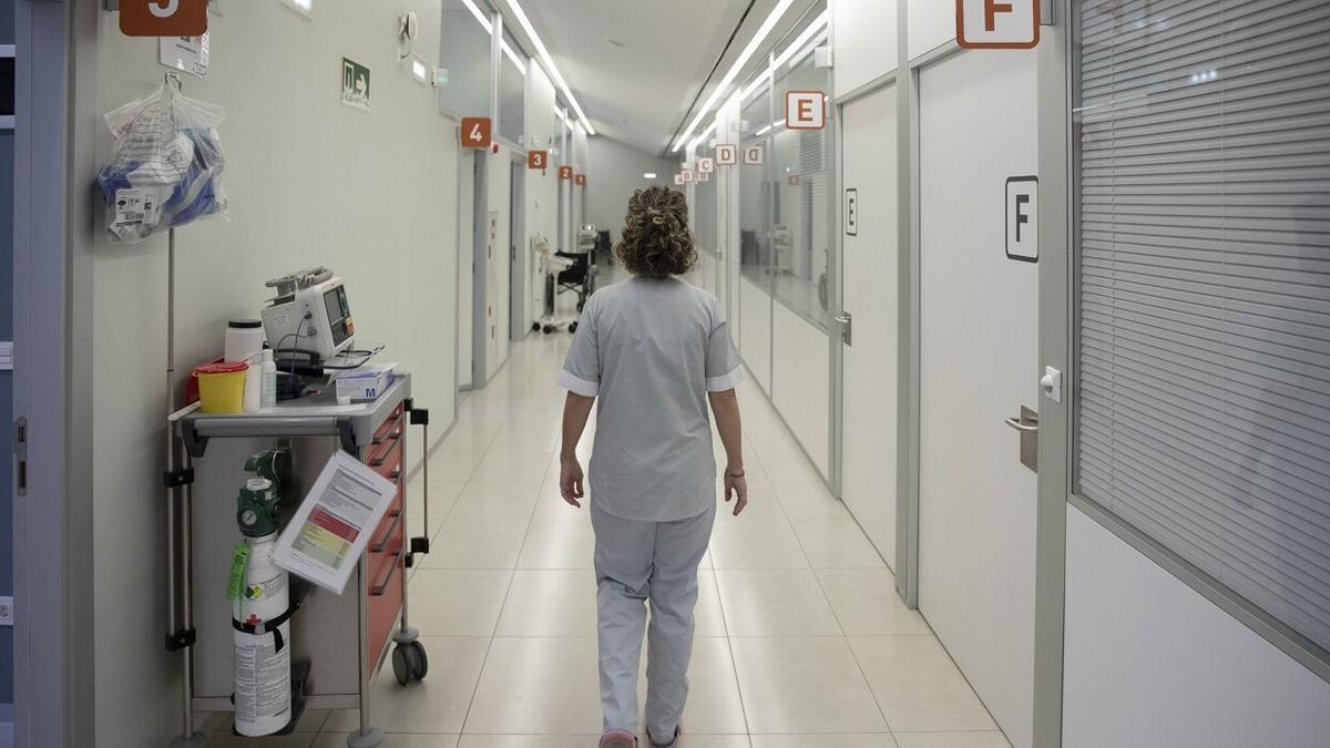 Una enfermera, en los pasillos del Hospital de Día de Oncología.