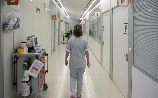 Una enfermera, en los pasillos del Hospital de Día de Oncología. Una enfermera, en los pasillos del Hospital de Día de Oncología.