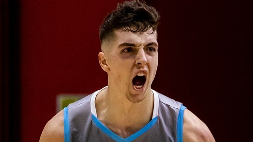 Holmes celebra una canasta en Italia