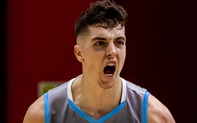 Holmes celebra una canasta en Italia