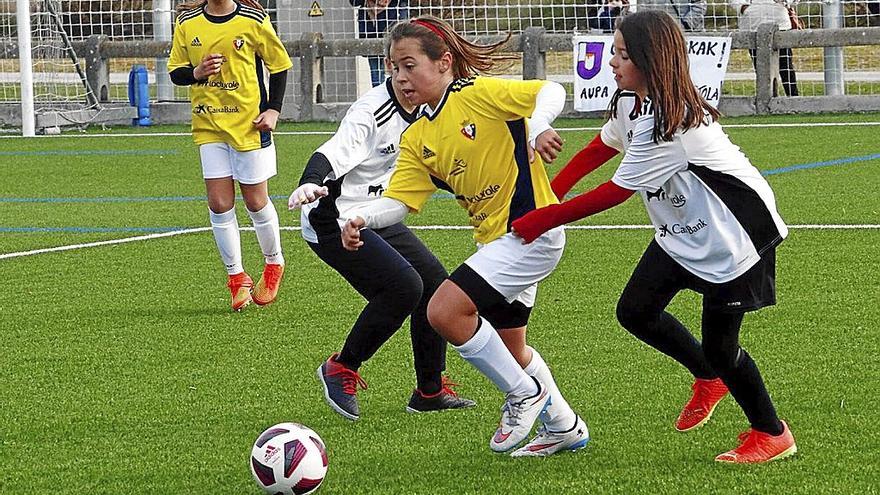 Aiora Velasco (Hermanas Úriz Pi) conduce el balón en el partido ante Jaso. | FOTO: PATXI CASCANTE