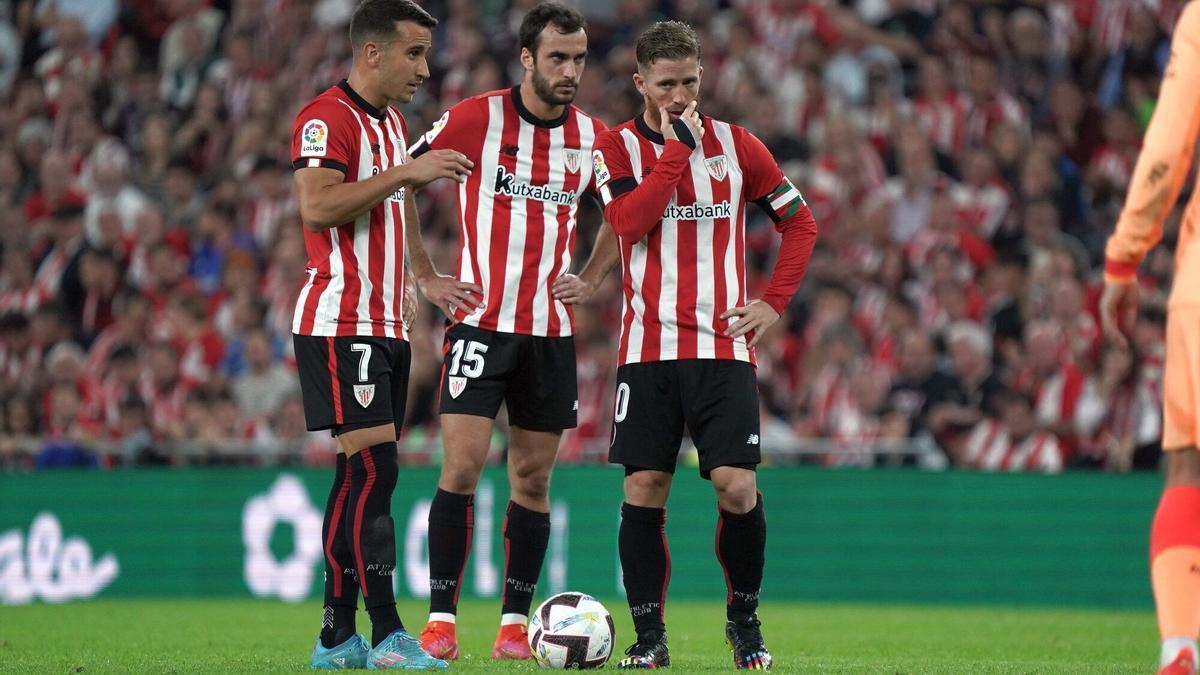 Berenguer, Lekue y Muniain dialogan antes de lanzar una falta ante el Atl&eacute;tico.