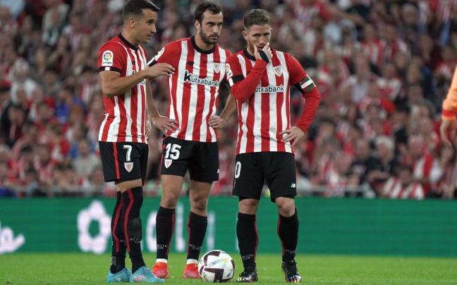 Berenguer, Lekue y Muniain dialogan antes de lanzar una falta ante el Atl&eacute;tico.