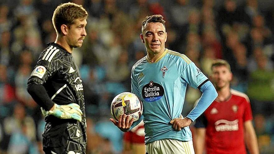 Aitor Fernández y Iago Aspas esperan la revisión del árbitro, que finalmente anuló el penalti, favorable al Celta, que había pitado. | FOTO: @RCCELTA