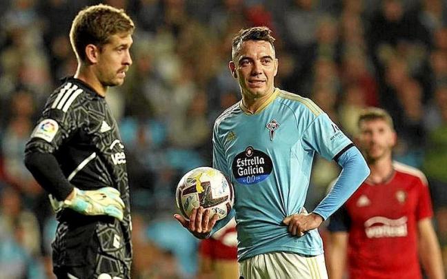 Aitor Fernández y Iago Aspas esperan la revisión del árbitro, que finalmente anuló el penalti, favorable al Celta, que había pitado. | FOTO: @RCCELTA Aitor Fernández y Iago Aspas esperan la revisión del árbitro, que finalmente anuló el penalti, favorable al Celta, que había pitado. | FOTO: @RCCELTA