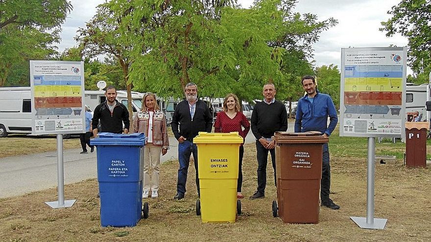 Representantes del camping, del Ayuntamiento y de la mancomunidad de Valdizarbe.