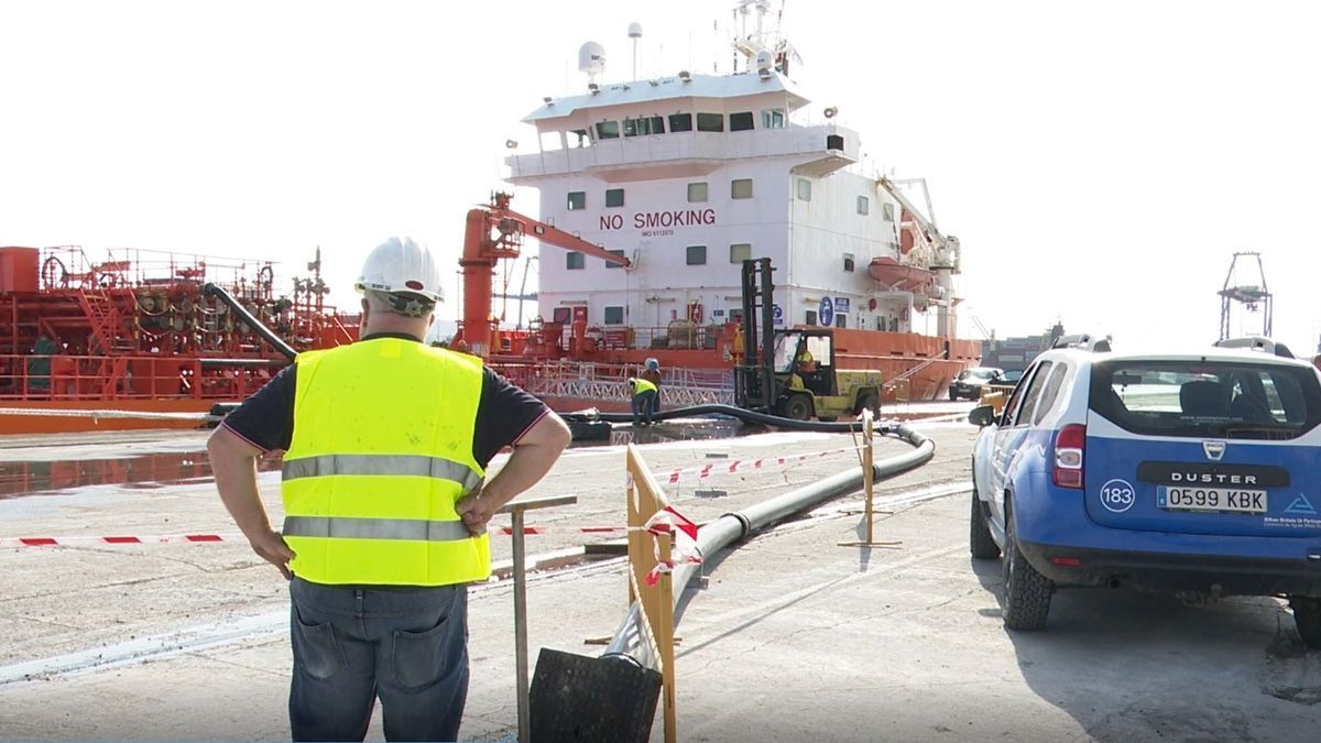 Hoy a la mañana se iniciaron las pruebas en Santurtzi llevando por una tubería el agua hasta el depósito del barco holandés contratado.