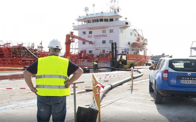 Hoy a la mañana se iniciaron las pruebas en Santurtzi llevando por una tubería el agua hasta el depósito del barco holandés contratado. Hoy a la mañana se iniciaron las pruebas en Santurtzi llevando por una tubería el agua hasta el depósito del barco holandés contratado.