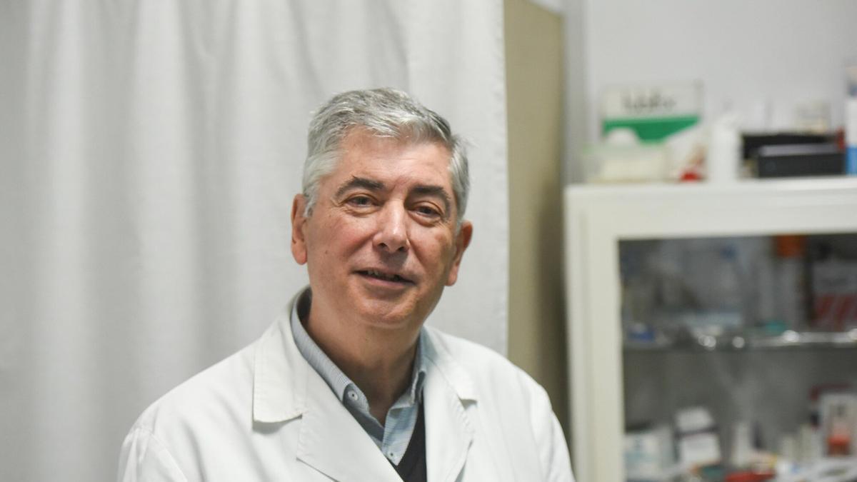 El doctor Santiago Otaduy en su consulta.