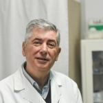 El doctor Santiago Otaduy en su consulta.