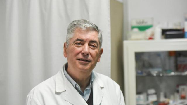 El doctor Santiago Otaduy en su consulta.
