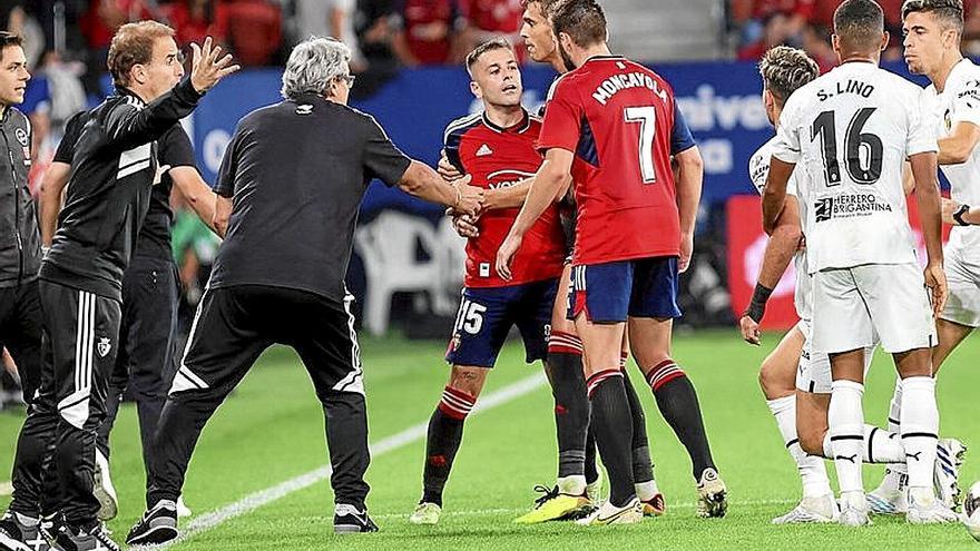 Iñaki Ibáñez, Lucas Torró y Moncayola, frenando a Rubén Peña.