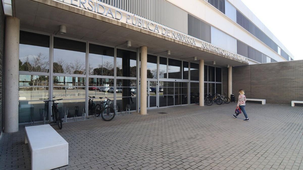 Entrada del edificio de la UPNA en el campus de Tudela