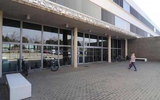 Entrada del edificio de la UPNA en el campus de Tudela