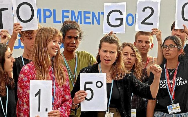 Activistas piden un compromiso a los pa&iacute;ses para limitar el calentamiento de la tierra.