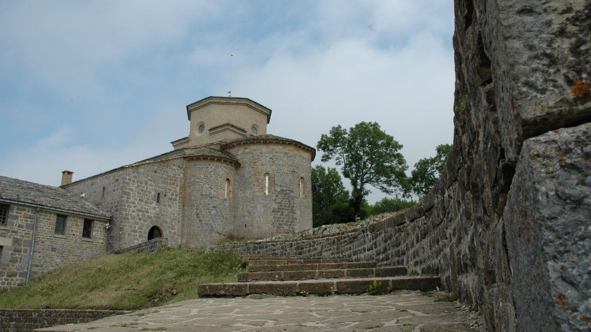 Exterior del Santuario de San Miguel de Aralar.