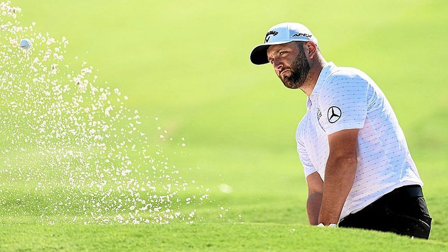 Jon Rahm juega desde una trampa de arena ayer en el TPC Southwond de Memphis. | FOTO: AFP