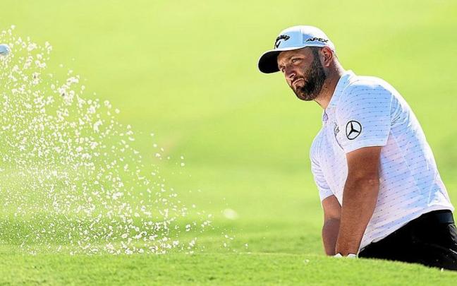 Jon Rahm juega desde una trampa de arena ayer en el TPC Southwond de Memphis. | FOTO: AFP Jon Rahm juega desde una trampa de arena ayer en el TPC Southwond de Memphis. | FOTO: AFP