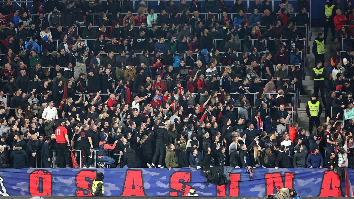 La afición de Osasuna en el partido ante el Mallorca en El Sadar.