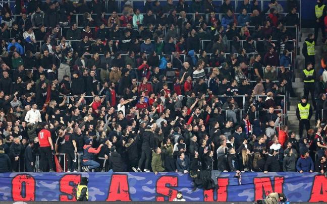 La afici&oacute;n de Osasuna en el partido ante el Mallorca en El Sadar.