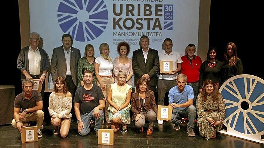 Representantes municipales y trabajadores de la institución.