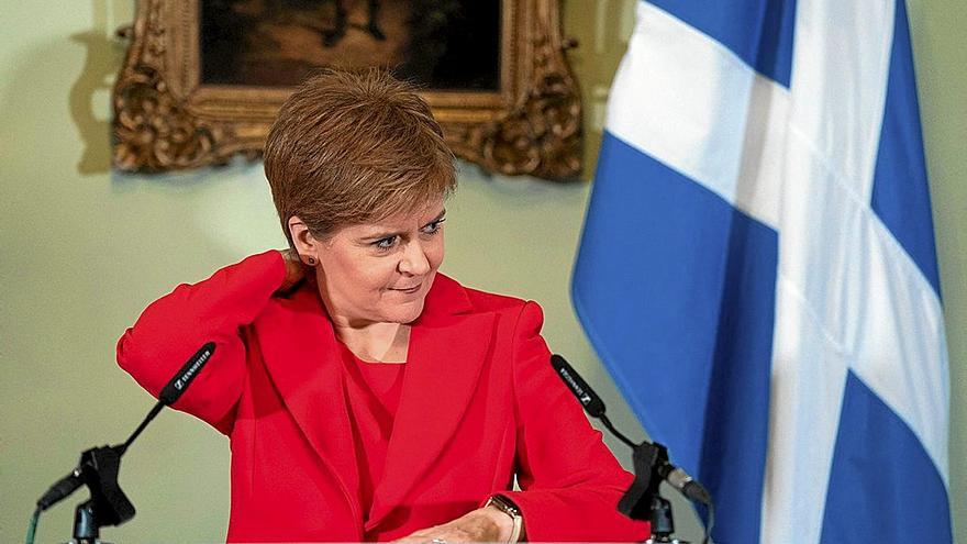 La ministra principal de Escocia, Nicola Sturgeon, en la comparecencia de ayer donde anunció su dimisión.