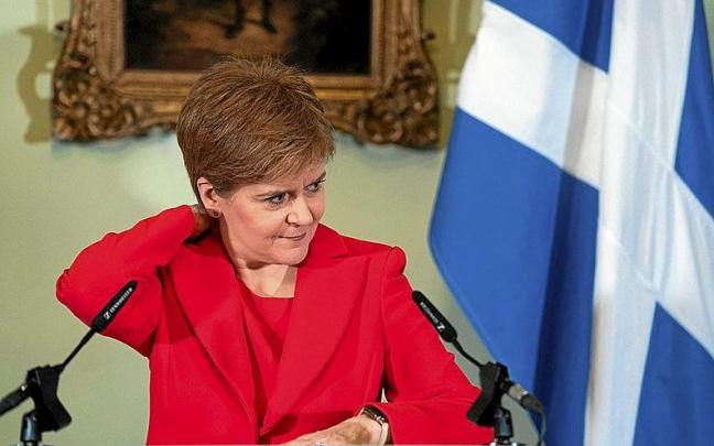 La ministra principal de Escocia, Nicola Sturgeon, en la comparecencia de ayer donde anunció su dimisión. La ministra principal de Escocia, Nicola Sturgeon, en la comparecencia de ayer donde anunció su dimisión.