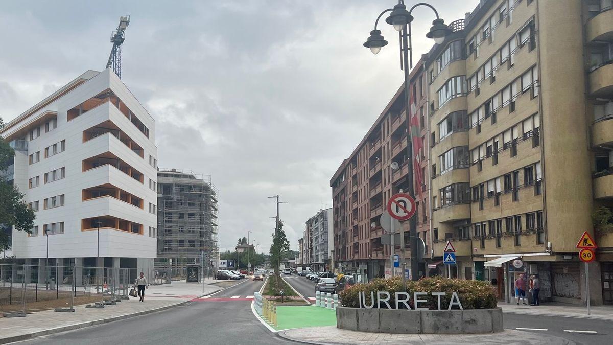 La calle cuenta con aceras más anchas, nuevas luminarias, arbolado y marquesinas de autobús.