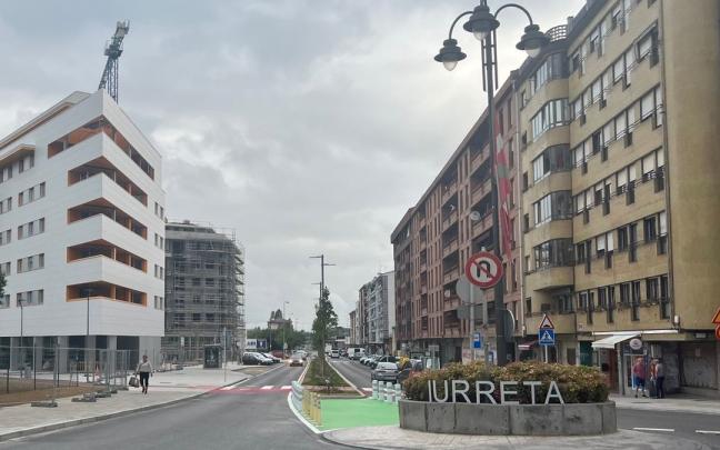 La calle cuenta con aceras m&aacute;s anchas, nuevas luminarias, arbolado y marquesinas de autob&uacute;s.
