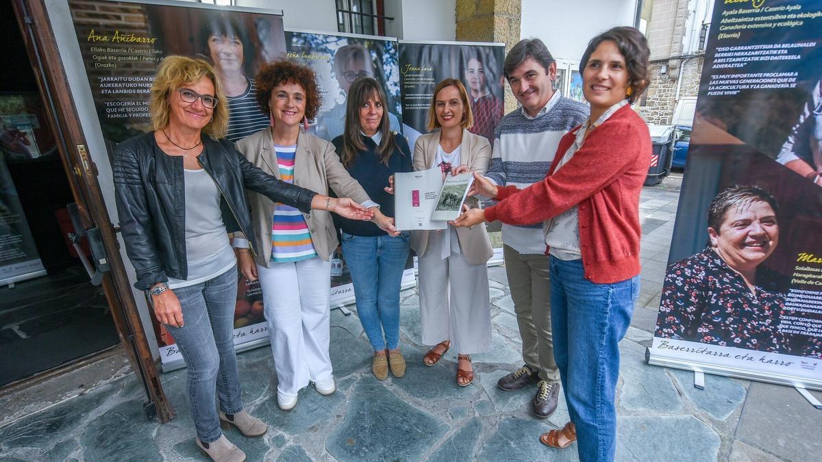 El libro ‘Baserritarra eta harro’, de la asociación Landa XXI fue presentado en el acto de ayer en Mungia.