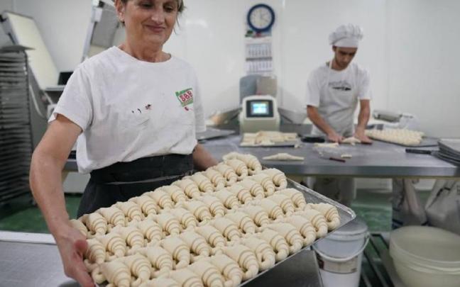 Reposteros trabajando en el Obrador Imanol.