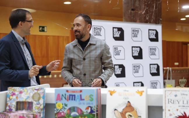 Denis Itxaso (d), durante la presentación de las novedades acerca del Bono Cultural. Denis Itxaso (d), durante la presentación de las novedades acerca del Bono Cultural.