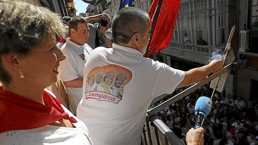 La comparsa lanzó el cohete de 2019. | FOTO: UNAI BEROIZ